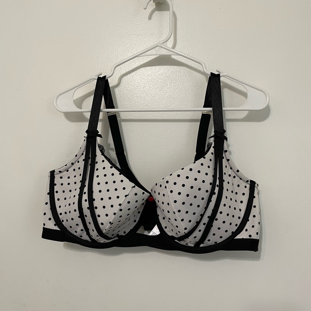 Cacique Lightly Lined French Balconette White w black polka dot & lace
Trim bra